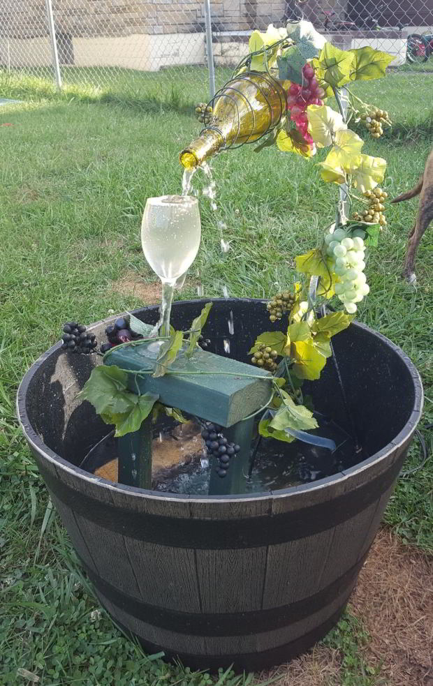 Vandspil med vinflaske